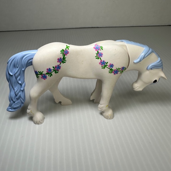 Playmobil Unicorn, White with Blue Hair, Flower Garland - Picture 3 of 6